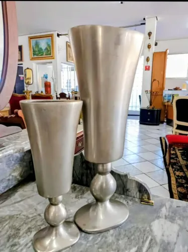 Par de Vasos ou Anforas em Aluminio fundido ( Essa é uma peça Indiana)