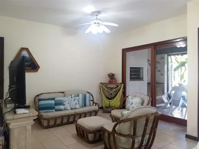 VILLÁGIO COM 4 DORMITÓRIOS (2 SUÍTES), 2 VAGAS À LOCAÇÃO EM RIVIERA DE SÃO LOURENÇO