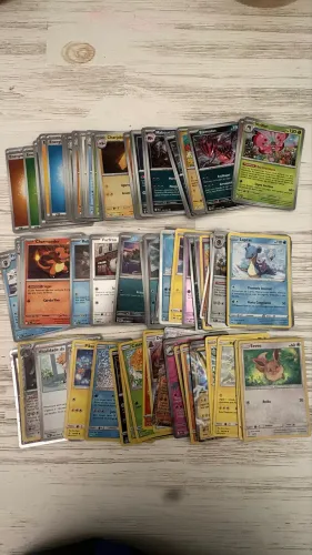 103 cartas Pokémon, incluindo cartas raras, comuns e de edições especiais