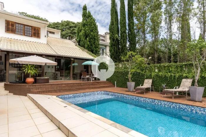CASA NO HUGO LANGE COM PISCINA AQUECIDA, QUADRA E ESPAÇO PARA REUNIR A FAMÍLIA