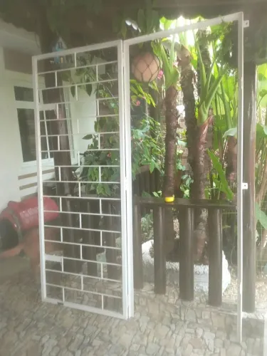 Vendo porta de ferro, com caixilho . 2 metros de altura e 84 centimento de largura.