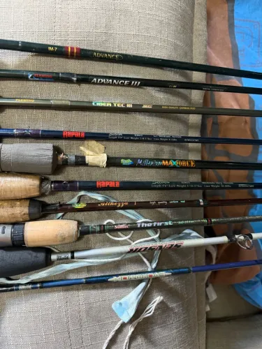 Vendo Várias varas de pescas variadas todas em ótimo estado