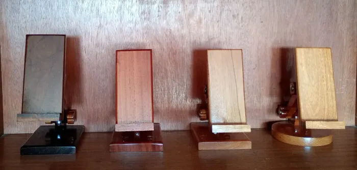 Suporte de madeira rústica para celular com regulagem 