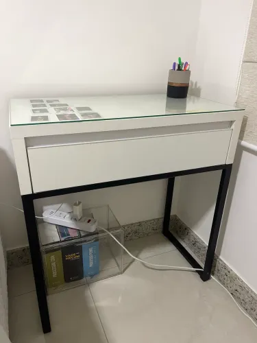 Escrivaninha com gaveta