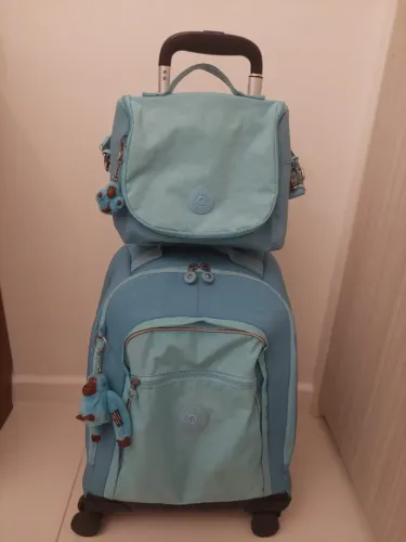 Mochila de rodinha e lancheira, originais Kipling, "New Zea", cor azul.