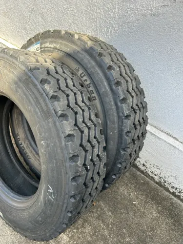 2 PNEUS 215/75r17.5 NOVOS RECAPADOS