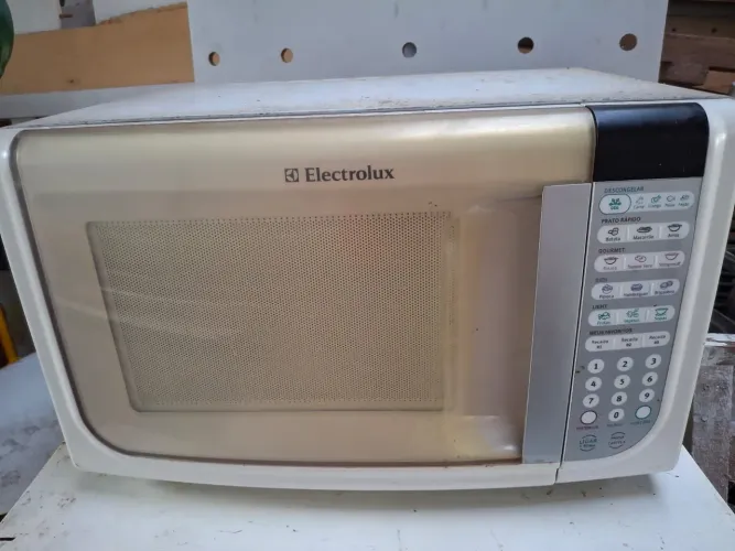Micro-ondas Electrolux com defeito - para conserto ou peças - R$ 50