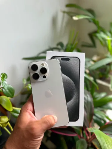 iPhone 15 na caixa