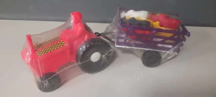 Trator com Carreta + 10 Boizinhos - Estoque Antigo de Loja