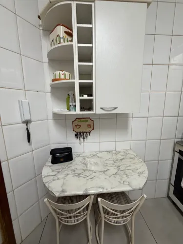 Conjunto de armários de cozinha + mesa de parede