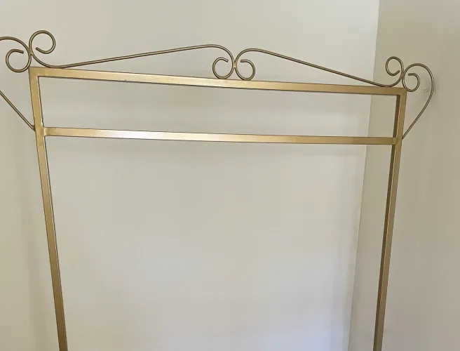 Vendo Arara de roupas dourada