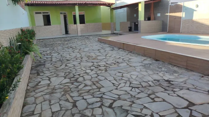 Casa com piscina e churrasqueira 