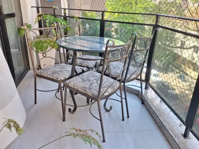 Conjunto mesa redonda de vidro 75cm + 4 cadeiras estofadas em ferro - Niterói