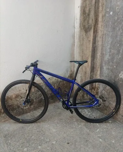 Bike híbrida First Shelby tam. 17 com apenas 11kg + PEÇAS EXTRAS