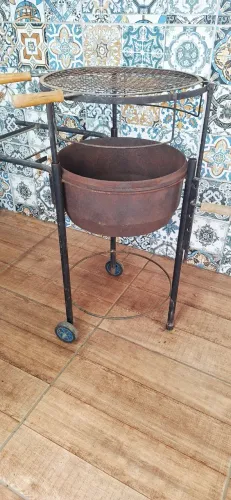 Churrasqueiras tambor de freio caminhão com engradado cerveja.