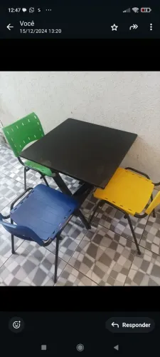 04 Mesas dobráveis preta e 12 cadeiras coloridas 