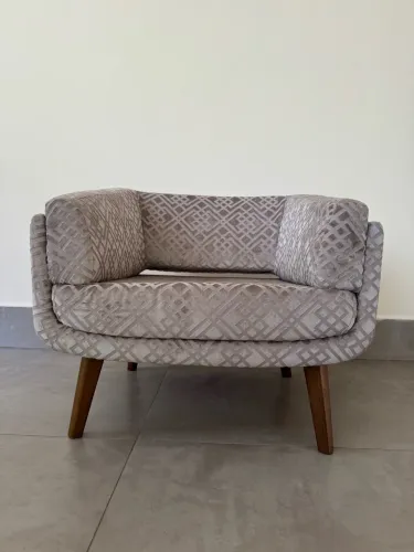 Poltrona Decorativa Bege com Pés de Madeira