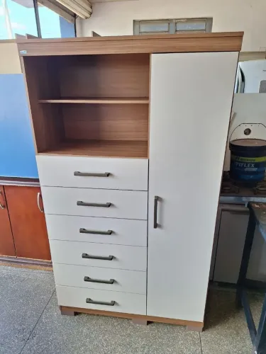 Cômoda com 6 gavetas e uma porta