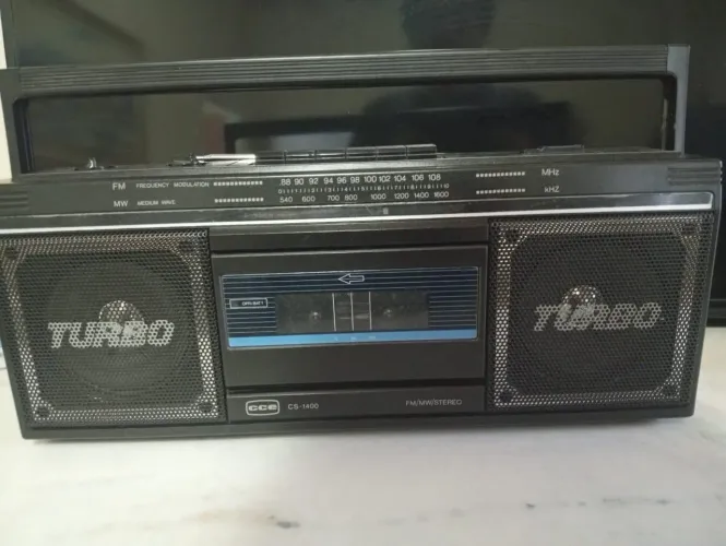 Rádio cce1400 FM/MW/stereo ano 80/90 em ótimo estado e funcionamento