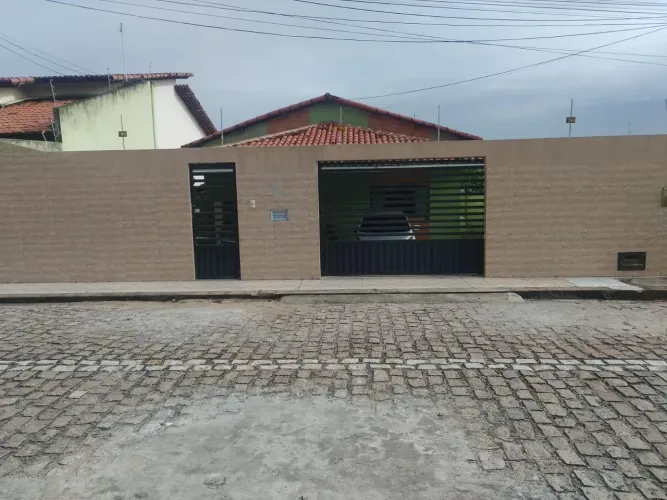JB CASA EM NOVA PARNAMIRIM COM 3 QUARTOS SENDO 3 SUÍTES MEDINDO 160m².