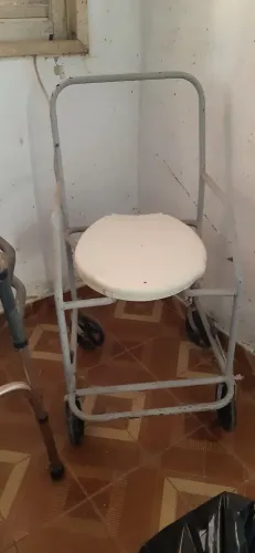 Cadeira de rodas higiênica 