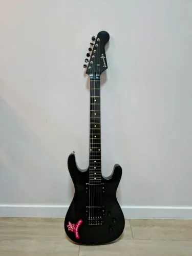Guitarra Jennifer superstrato preta - original