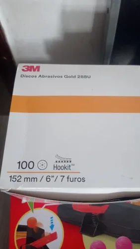 Caixa fechada de lixa para roquite. Grãos variados
