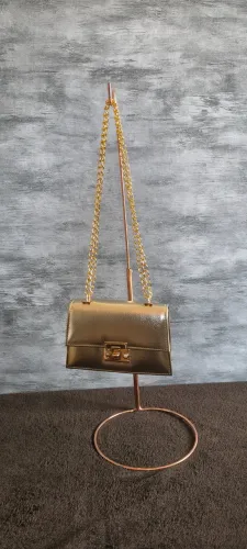 Bolsa feminina dourada e preta - OPORTUNIDADE
