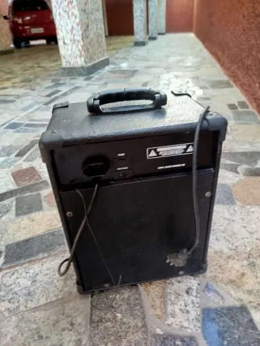 Caixa de som amplificada