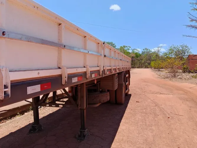 Carreta dois eixo suspensão de bolso nos dois eixos 