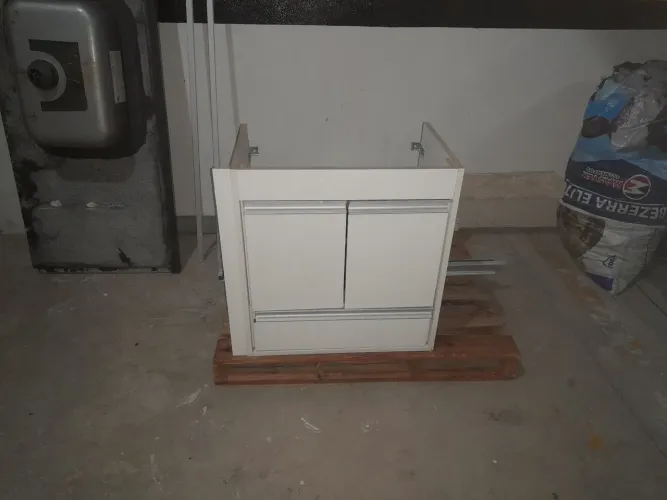 Bancada de cozinha, Bancada do banheiro e armários do banheiro.