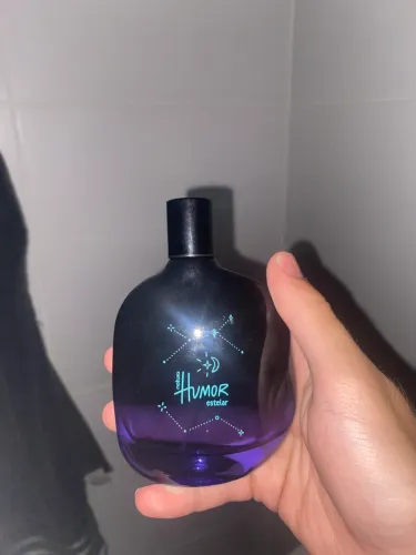 Perfume Humor estelar na metade do frasco 