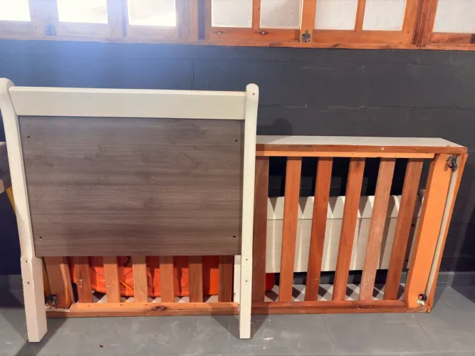 Cama de solteiro com auxiliar em baixo