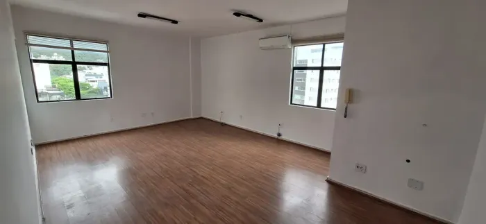 Sala de 30 m² com 2 vagas. Prédio com porteiro e elevador