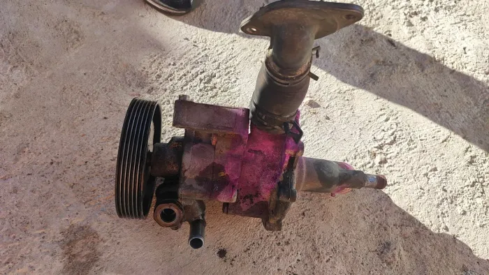 Vendo Direção hidráulica e Bomba d'água.