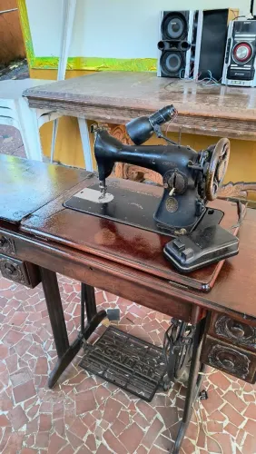 Máquina de costura Singer antiga completa
