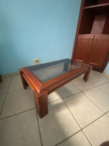 Mesa de centro em madeira e tampo de vidro