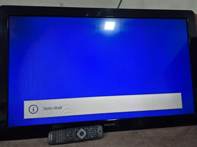 TV Philips 32 polegadas, tela LED. Não é Smart. Controle remoto, funciona perfeitamente.