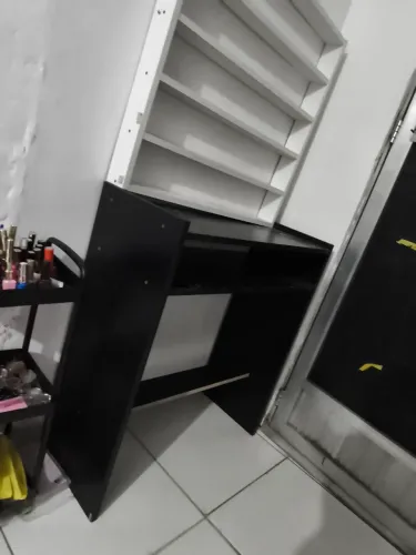 Mesa preta em perfeito estado para manicure