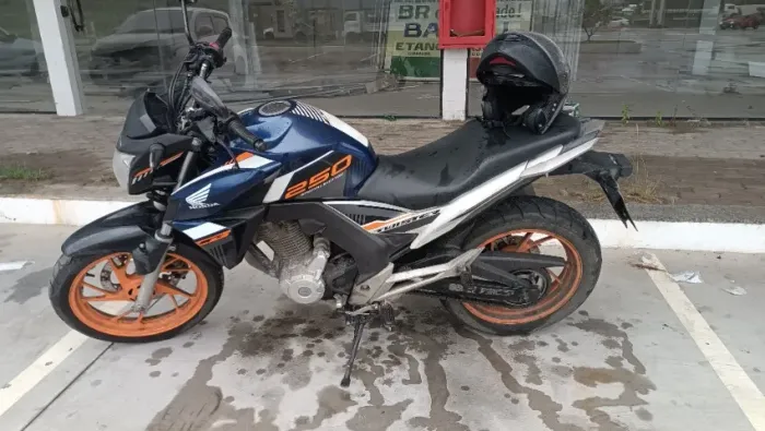 Vendo uma Twister CB 250cc Azul