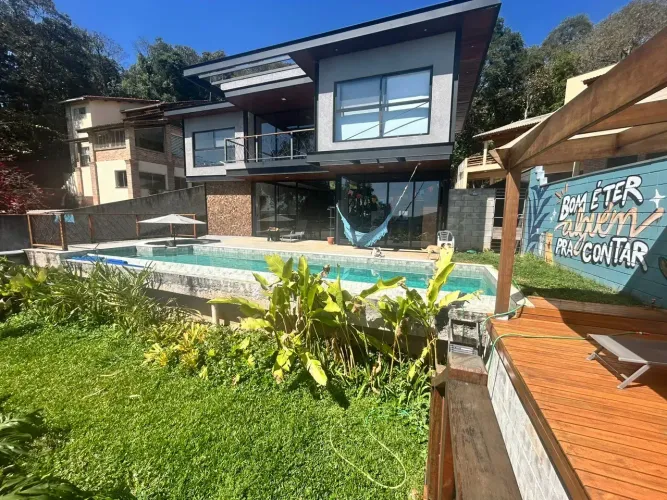 Venda Casa moderna, com 4 suítes em Condomínio na Serra da Cantareira.