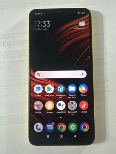 celular poco m3 na cor amarela, com 128gb de armazenamento e 4gb de ram. 