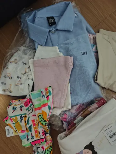 Atenção da sacoleiras vendo kit de roupa infantil várias marcas 