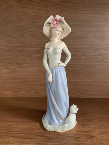 Escultura em Porcelana_Mulher com cachorro da Cristais Cá d'Oro