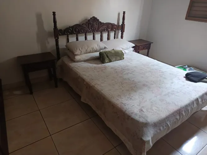 Cama casal e dois criados antigos