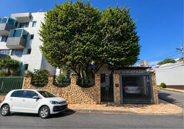 CASA DE ESQUINA RESIDENCIAL/COMERCIAL | 210M² | 4 QUARTOS | TERRENO 331M² | PRADO  BH