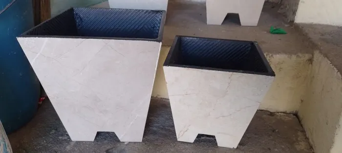 Vasos de plantas em porcelanato