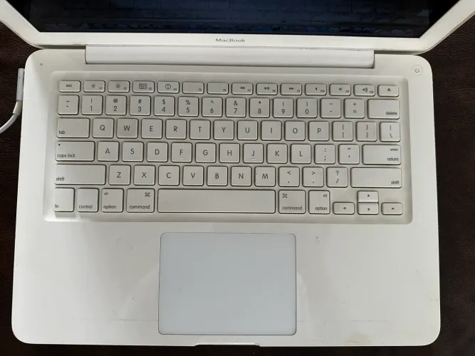 MacBook 2009 branco com entrada para CD