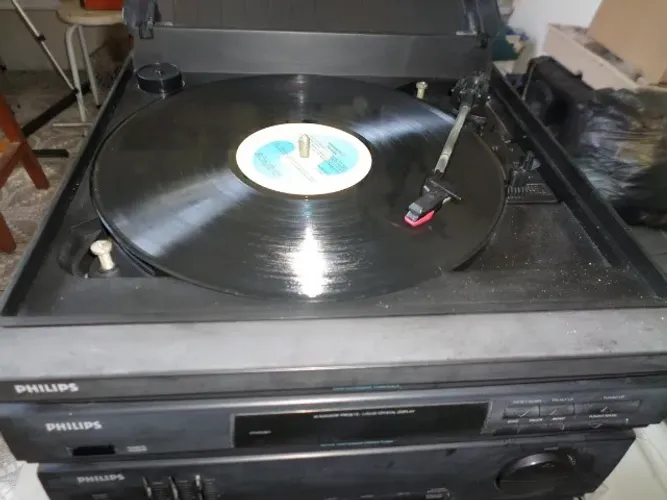 som vintage Philips,inclui um toca-discos de vinil, rádio AM/FM -AD145