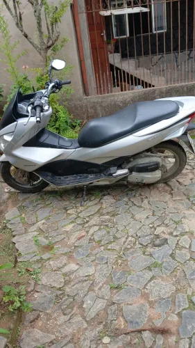 Moto à venda - bem conservada e pronta para rodar!